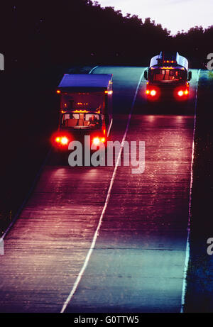 Lastwagen unterwegs auf Straße in der Nacht Stockfoto