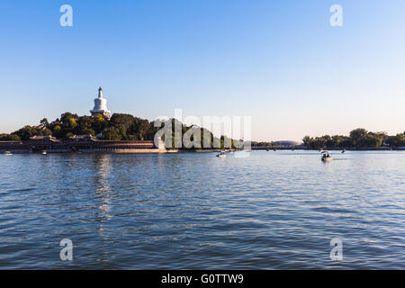 Blick auf den See und weißer Turm in Beihai-Park vor Sonnenuntergang, Peking, China Stockfoto