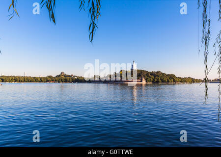 Blick auf den See und weißer Turm in Beihai-Park vor Sonnenuntergang, Peking, China Stockfoto