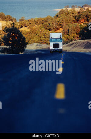 Traktor Anhänger LKW Reisen in Landschaft-Kalifornien Stockfoto