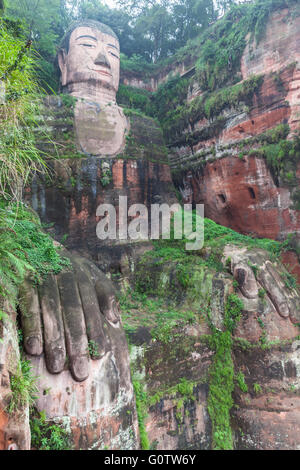 Der größte Buddha-Statue, die direkt auf dem Hügel in Leshan, Sichuan Provinz, China gebaut Stockfoto