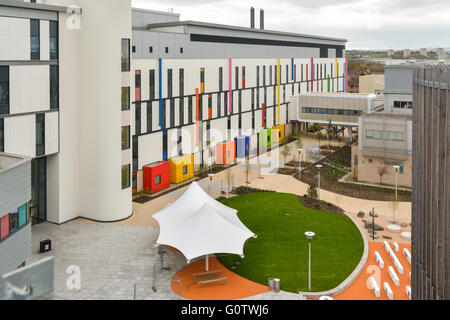 Das Royal Hospital für Kinder - Teil des neuen super-Krankenhauses in Glasgow - bunte außen und außen Landschaftsbau Stockfoto