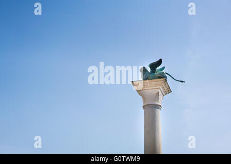 Geflügelte St. Mark Lion Statue auf einer Säule, Textfreiraum auf blauen Himmelshintergrund Stockfoto