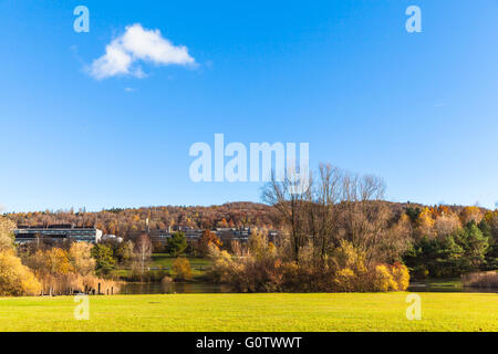 Blick auf den Campus der Universität Zürich Irchel an einem sonnigen Nachmittag im späten Herbst, Schweiz. Stockfoto