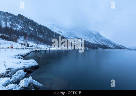Blick auf Sils See im Winter nachts fallen, kleinen Dorf Plau da Lej, Engadin, Kanton Graubünden, Schweiz Stockfoto