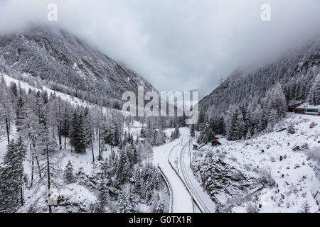 Schöne Aussicht auf die Schweizer Alpen im Winter auf der berühmten Sehenswürdigkeiten Bahn Glacier express, Schweiz. Stockfoto