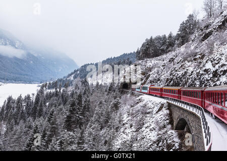 Sehenswürdigkeiten-Zug in der Schweiz, dem Glacier-Express im winter Stockfoto