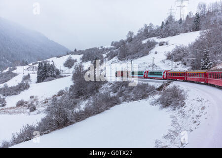 Berühmte Sehenswürdigkeiten trainieren Glacier Express in den Schweizer Alpen im Winter Schweiz ausgeführt. Stockfoto