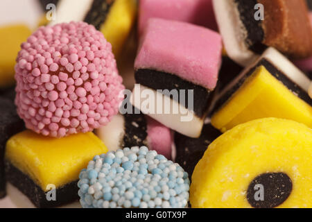 Nahaufnahme Makroaufnahme eines Haufens von Lakritze Allsorts Süßigkeiten Stockfoto