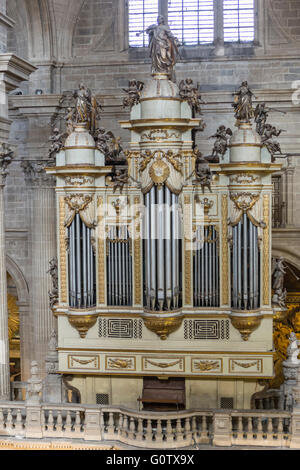 Blick auf die monumentale Orgel befindet sich innerhalb der Chor horizontale Rohre in beiden Fassaden, Jaen, Spanien Stockfoto