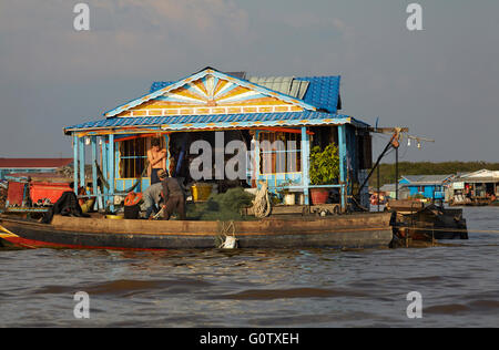 Floating Home, Chong Khneas Floating Village, Tonle Sap See, in der Nähe von Siem Reap, Kambodscha Stockfoto