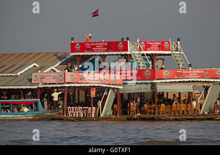 Touristischen Restaurant, Chong Khneas schwimmenden Dorf Tonle Sap See, in der Nähe von Siem Reap, Kambodscha Stockfoto