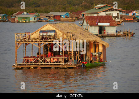 Touristischen Restaurant, Chong Khneas schwimmenden Dorf Tonle Sap See, in der Nähe von Siem Reap, Kambodscha Stockfoto