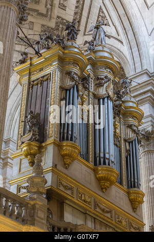 Blick auf die monumentale Orgel befindet sich in dem Chor, typisch Spanisch, barocken Stil mit horizontalen Rohren in beiden Fassaden Stockfoto