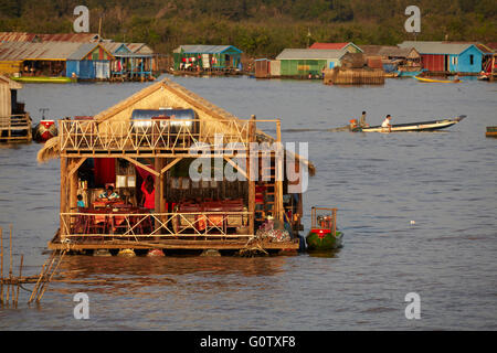 Touristischen Restaurant, Chong Khneas schwimmenden Dorf Tonle Sap See, in der Nähe von Siem Reap, Kambodscha Stockfoto