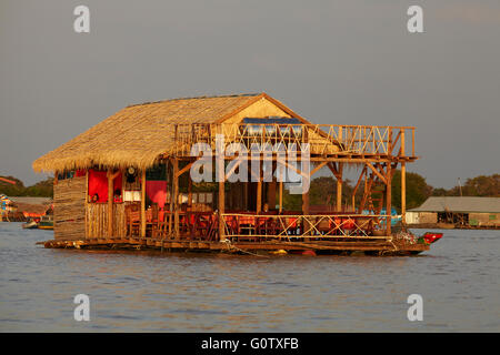 Touristischen Restaurant, Chong Khneas schwimmenden Dorf Tonle Sap See, in der Nähe von Siem Reap, Kambodscha Stockfoto