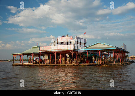 Touristischen Restaurant, Chong Khneas schwimmenden Dorf Tonle Sap See, in der Nähe von Siem Reap, Kambodscha Stockfoto