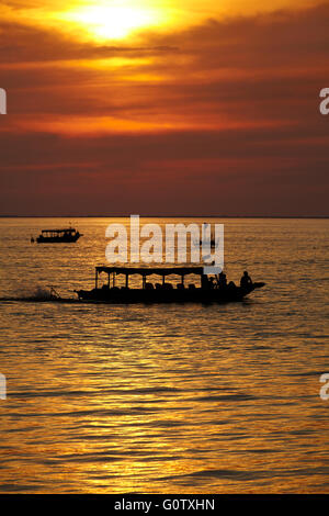 Sonnenuntergang über Boote auf dem Tonle Sap See bei Chong Khneas Floating Village, in der Nähe von Siem Reap, Kambodscha Stockfoto