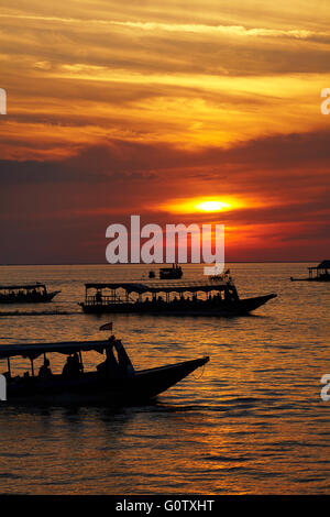 Sonnenuntergang über Boote auf dem Tonle Sap See bei Chong Khneas Floating Village, in der Nähe von Siem Reap, Kambodscha Stockfoto