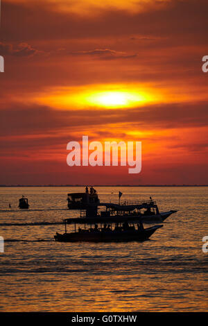 Sonnenuntergang über Boote auf dem Tonle Sap See bei Chong Khneas Floating Village, in der Nähe von Siem Reap, Kambodscha Stockfoto