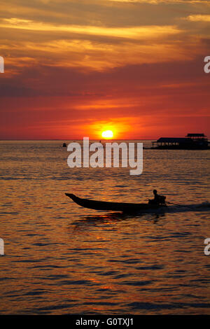 Sonnenuntergang über Boote auf dem Tonle Sap See bei Chong Khneas Floating Village, in der Nähe von Siem Reap, Kambodscha Stockfoto