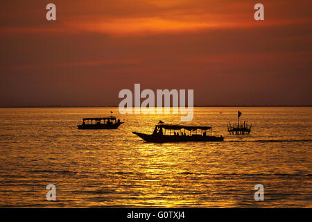 Sonnenuntergang über Boote auf dem Tonle Sap See bei Chong Khneas Floating Village, in der Nähe von Siem Reap, Kambodscha Stockfoto