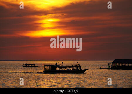 Sonnenuntergang über Boote auf dem Tonle Sap See bei Chong Khneas Floating Village, in der Nähe von Siem Reap, Kambodscha Stockfoto