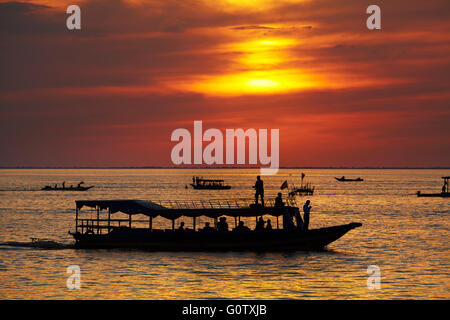 Sonnenuntergang über Boote auf dem Tonle Sap See bei Chong Khneas Floating Village, in der Nähe von Siem Reap, Kambodscha Stockfoto