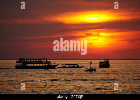 Sonnenuntergang über Boote auf dem Tonle Sap See bei Chong Khneas Floating Village, in der Nähe von Siem Reap, Kambodscha Stockfoto