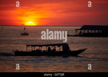 Sonnenuntergang über Boot auf dem Tonle Sap See bei Chong Khneas Floating Village, in der Nähe von Siem Reap, Kambodscha Stockfoto