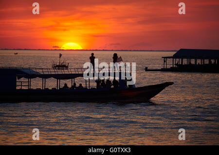 Sonnenuntergang über Boote auf dem Tonle Sap See bei Chong Khneas Floating Village, in der Nähe von Siem Reap, Kambodscha Stockfoto