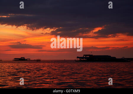 Sonnenuntergang über dem Tonle Sap See bei Chong Khneas Floating Village, in der Nähe von Siem Reap, Kambodscha Stockfoto