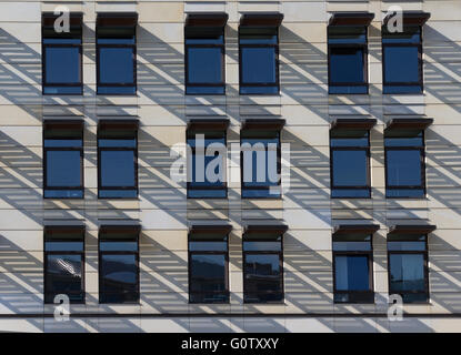 Licht und Schatten am Fenster des modernen Gebäude-Fassade Stockfoto