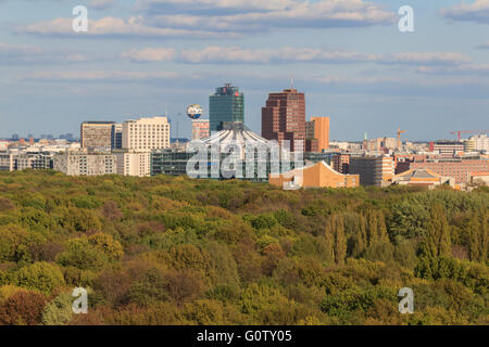 Berlin, Deutschland - 2. Mai 2016: Skyline des Potsdamer Platzes in Berlin, Deutschland. Der Potsdamer Platz ist ein Geschäftsviertel in Stockfoto