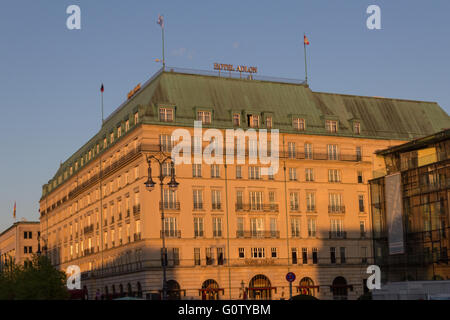 Die Fassade des Hotels Adlon in Berlin. Das Adlon ist Berlins luxuriösesten Hotel. Stockfoto