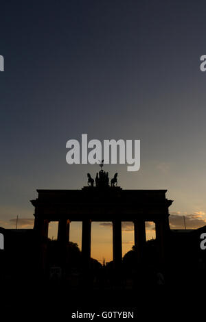 Silhouette des Brandenburger Tor (Brandenburger Tor) bei Sonnenuntergang Stockfoto