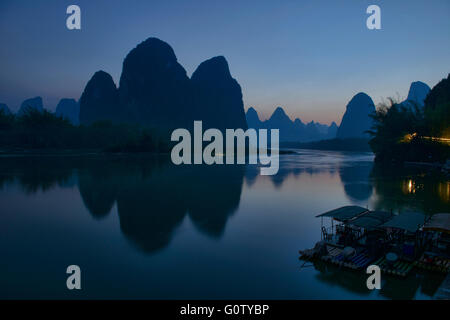 Blaues Licht auf den berühmten 20 Yuan Blick auf dem Li-Fluss bei Xingping, autonome Region Guangxi, China Stockfoto