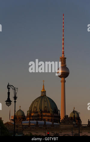 Berlin Sehenswürdigkeiten - Fernsehturm und Berliner Dom bei Sonnenuntergang Stockfoto