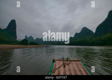 Kalkstein Berglandschaft auf dem Li-Fluss in der Nähe von Guilin, Guangxi Autonomous Region, China Stockfoto