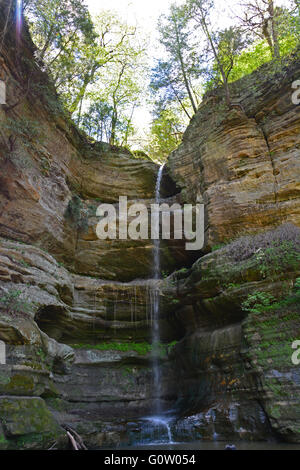 Der Wasserfall in die Sandsteinfelsen von Wildcat Canyon im gehungert Rock State Park an den Ufern des Illinois River. Stockfoto