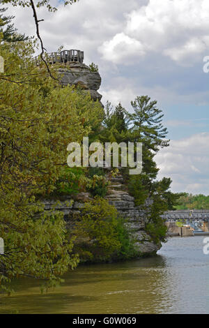 Lover es Sprung Felsen zu Tage tretenden und Aussichtspunkt ist flussaufwärts bis zum Staudamm am gehungert Rock State Park an den Ufern des Illinois River. Stockfoto