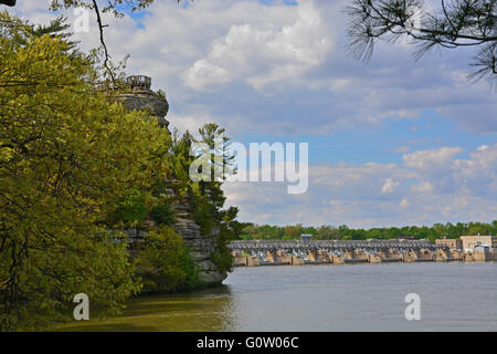 Lover es Sprung Felsen zu Tage tretenden und Aussichtspunkt ist flussaufwärts bis zum Staudamm am gehungert Rock State Park an den Ufern des Illinois River. Stockfoto