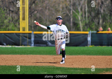 Nach Fielding eine Kugel, ein Shortstop wirft auf die erste Basis der hitter während einer High School Baseball Spiel, in den Ruhestand zu treten. USA. Stockfoto