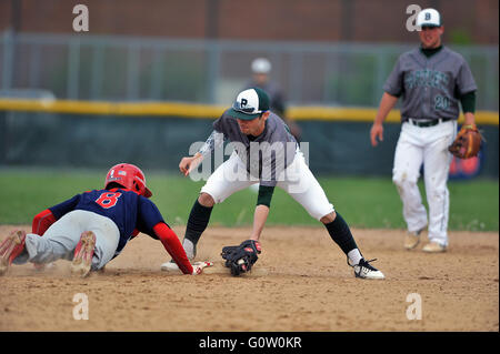 Runner tauchen wieder sicher zum zweiten Base auf einem Pick-off versuchen, da die gegnerische shortstop gilt einen späten Tag. USA. Stockfoto