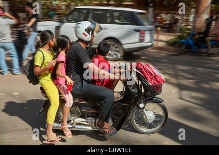 Motorrad mit vierköpfige Familie, Siem Reap, Kambodscha Stockfoto