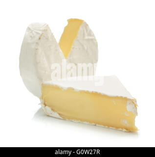 Stück Käse isoliert auf weißem Hintergrund Stockfoto