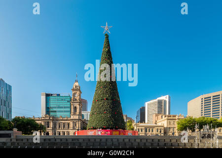 Adelaide, Australien - 3. Januar 2016: Weihnachtsbaum am Victoria Square in Adelaide CBD installiert. Stockfoto