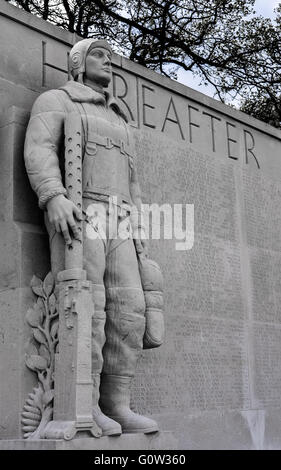Großes Denkmal in der Form eines US-Soldaten, wie auf dem amerikanischen Friedhof, Cambridgeshire, Großbritannien gesehen Stockfoto