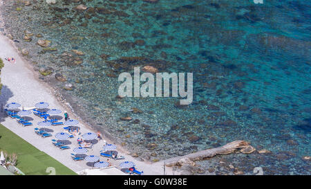 Verbunden Blick auf Sizilien Strand mit Menschen, Sonnenschirmen und herrliches Meer. Stockfoto