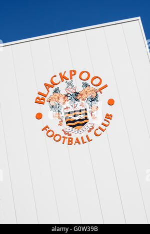 Blackpool Football Club Hauptgebäude mit den Clubnamen und Emblem, fotografiert vor einem blauen Himmel Stockfoto